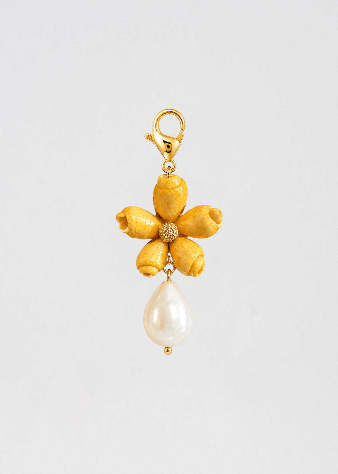 Charm Flor Hecha de Caracolitas Naturales Con Su Perla