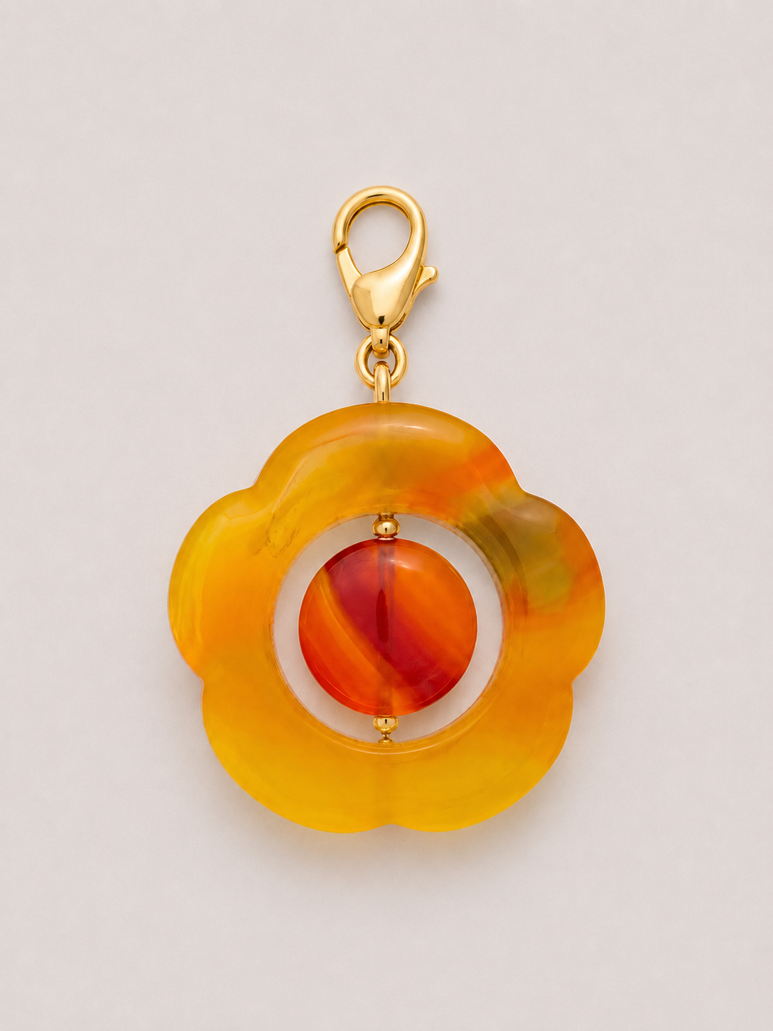 Preventa Charm Flor Tallada En Ágata Amarillo Ambar y Marrón