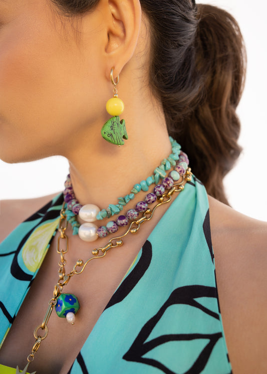 collares turquesa y dorado, cadenas de Lulàs_Lulàs, charms dorados, caracola turquesa, colgante colores.