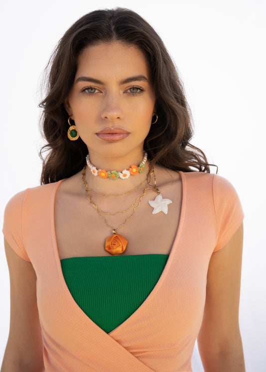 Collar con margaritas de colores, cadena de tres cascadas, collares originales, collar alegre de colores, joyas para verano, complementos para la playa, pendiente dorado y verde, pendiente nueva colección Luàs_Lulàs