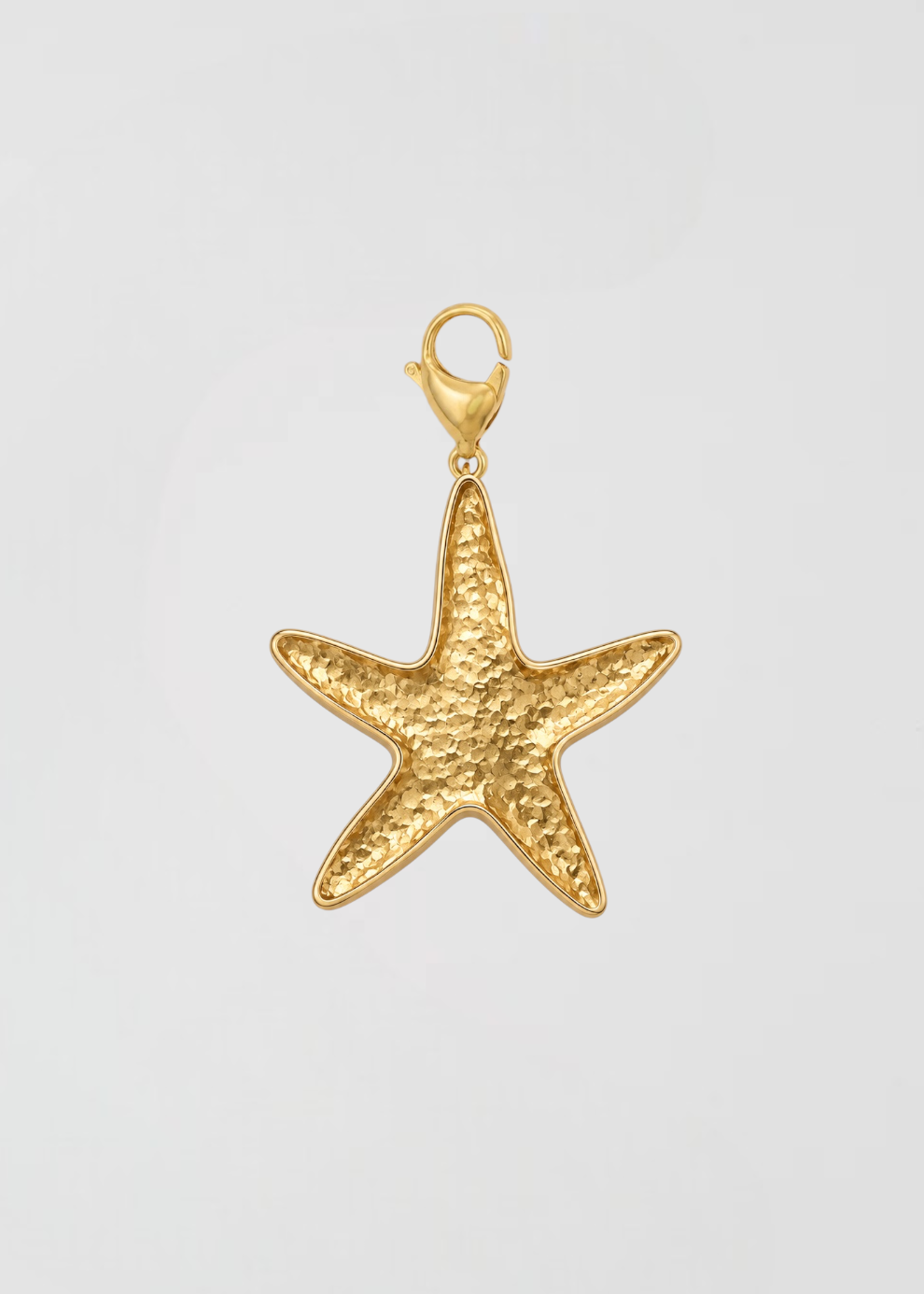 Charm Estrella Martillada Dorada