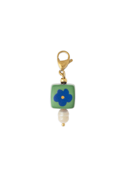 Charm cuadrado verde, charm pintado, charm con flor azul, colgante con bola cuadrada, colgante con perla, charm lulas-lulas.