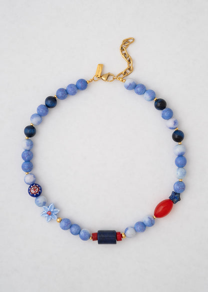 Collar Azul Con Toque De Rojo Chili En La Vida