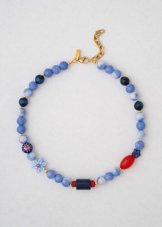 Collar Azul Con Toque De Rojo Chili En La Vida