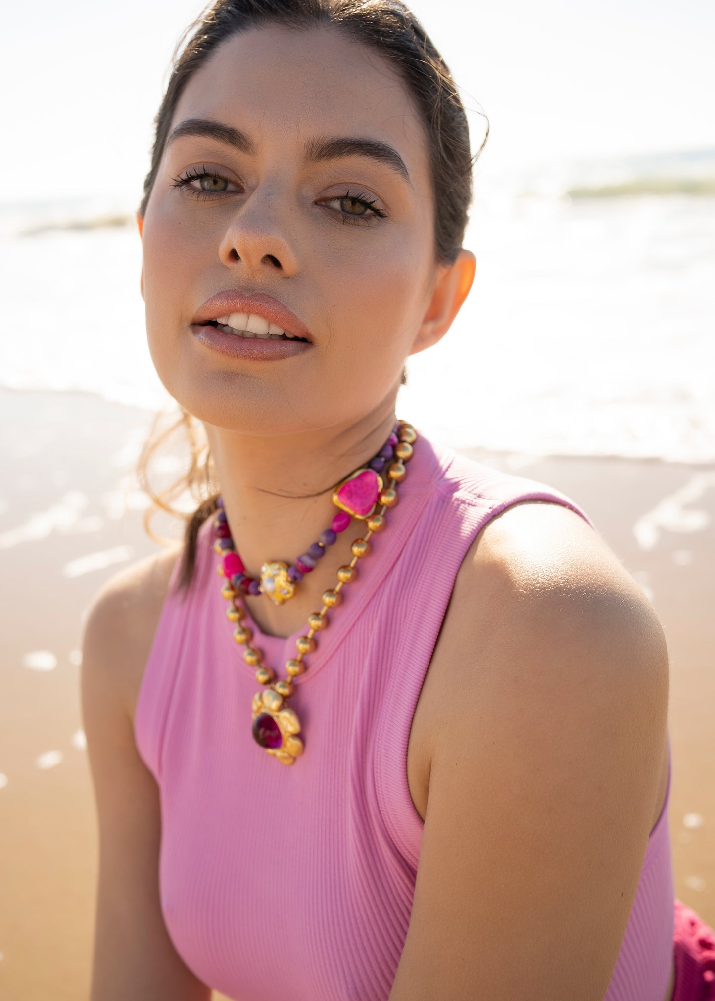 combinación collares, cadena dorada, collar tono morado, malva y rosa, Lulás_Lulás