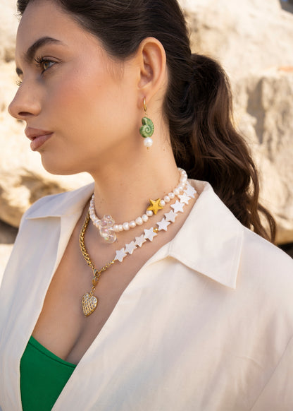 Pendiente caracola verde, conjunto de collares y pendientes, pendiente con perla, collares con nacar, cadena con perlas, charm de Lulás_Lulás.