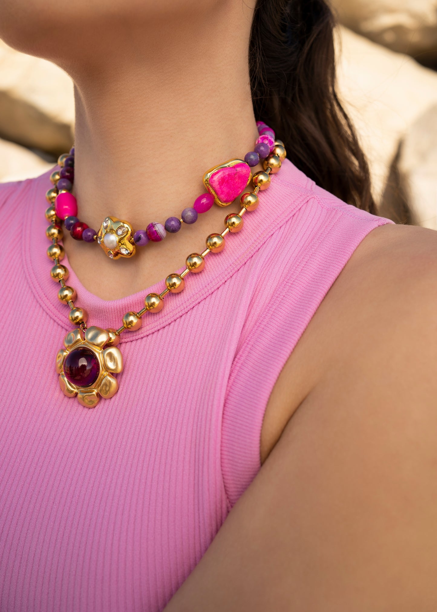 collares combinados en tonos morados, cadena dorada lulas-lulas, chams Lulás_Lulás, colgante flor de té, collar morado y fucsia, collar con centro de flor dorada