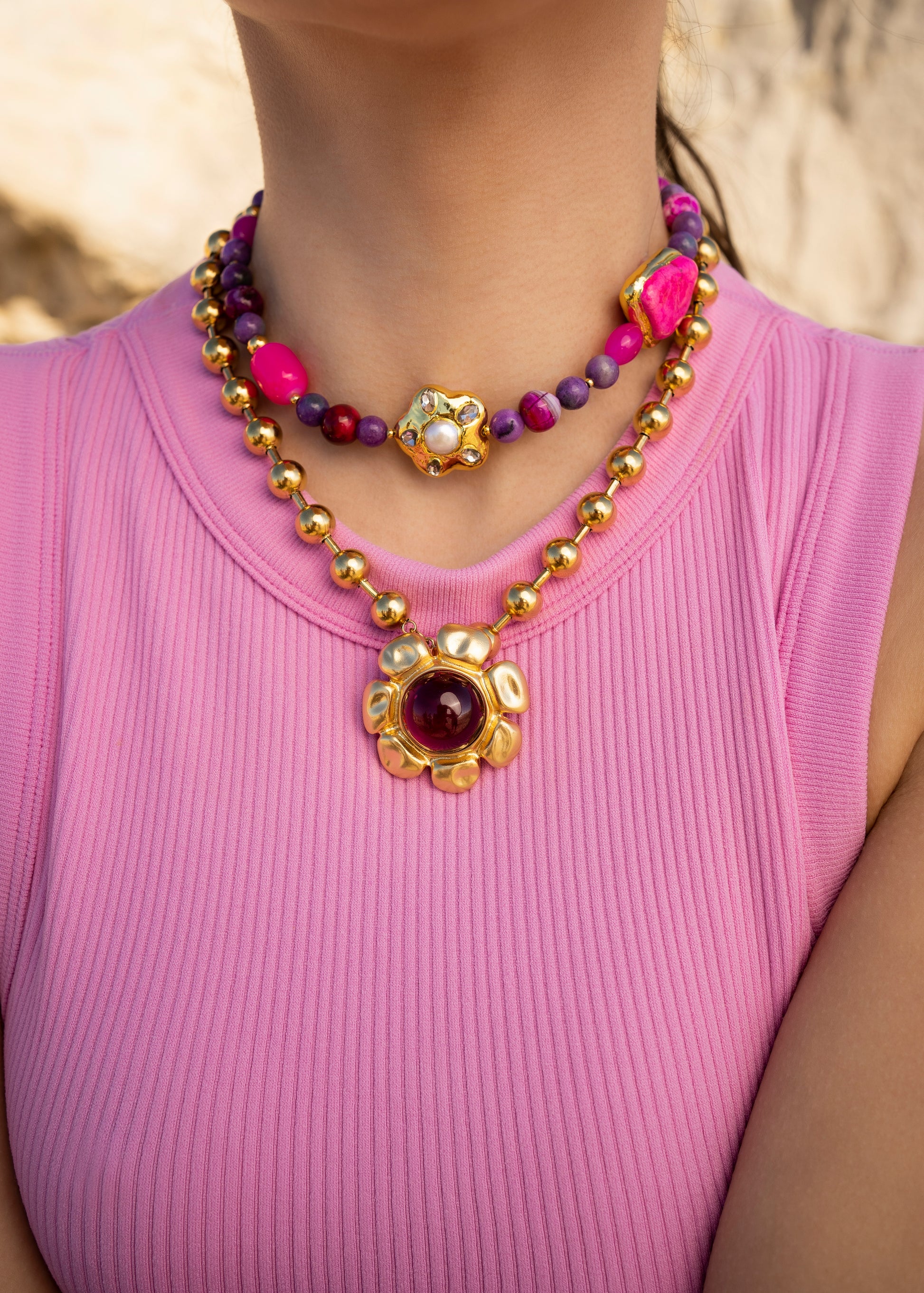 Cadena perlas morada, cadena bolas doradas, cadena con charm, collar dorado y morado, Lulás_Lulás