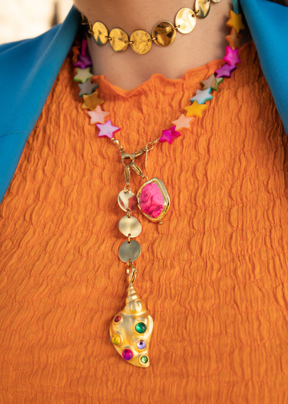 Combinación de collares perfecta, conjunto de cadenas y colgantes de Lulàs_Lulàs, chamr dorado, charm de verano, cadena dorada de redondeles.