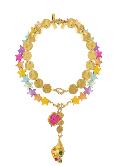 Combinación de collares Lulàs_Lulàs, collar de estrellas de colores y dorado, cadena de circulos dorados, colgante rosa fucsia, colgante de caracola dorada con alargador