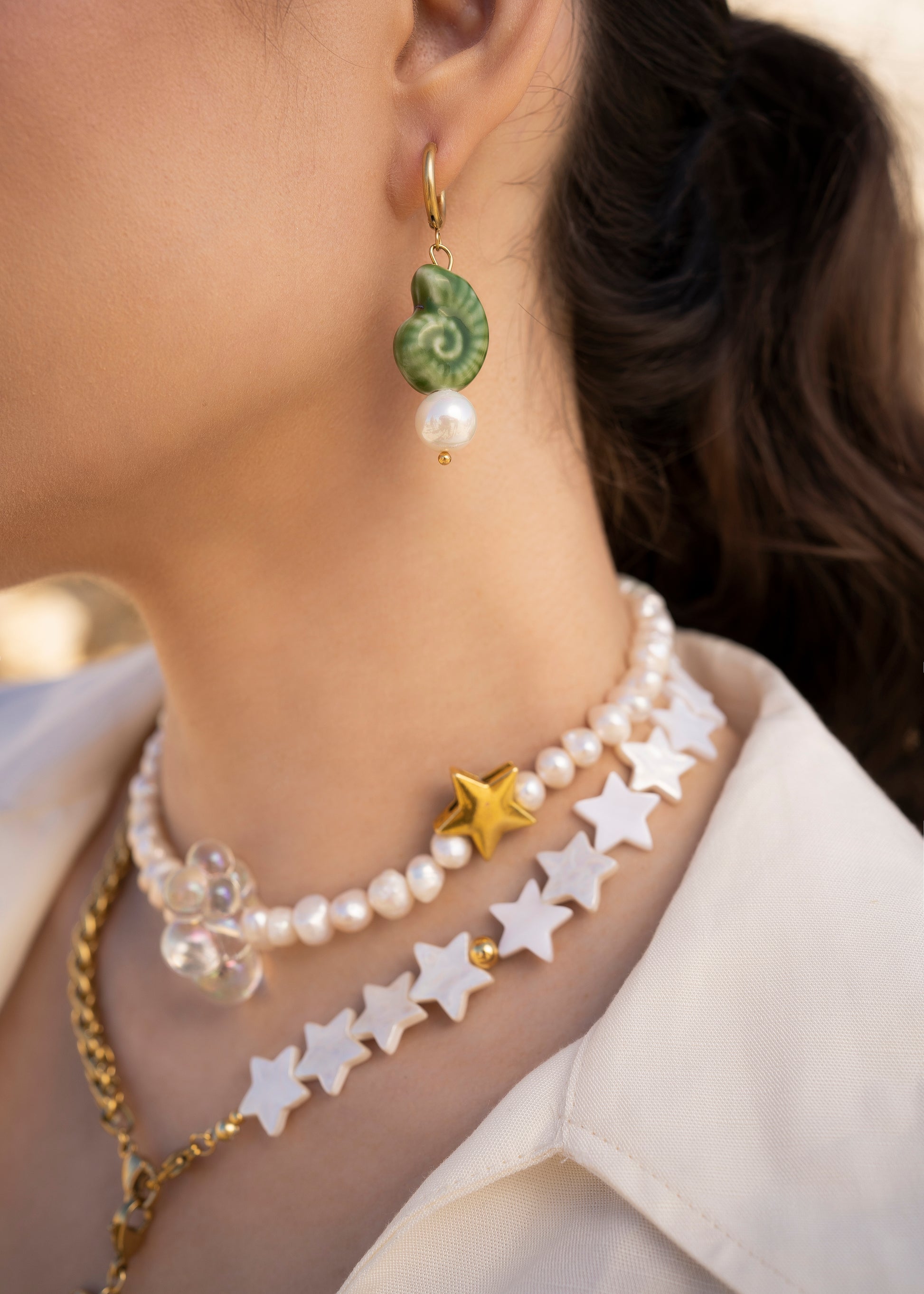 Pendiente Lulás_Lulás, pendiente de caracola, pendiente con caracola verde y perla, conjunto de accesorios, joyas de diseño